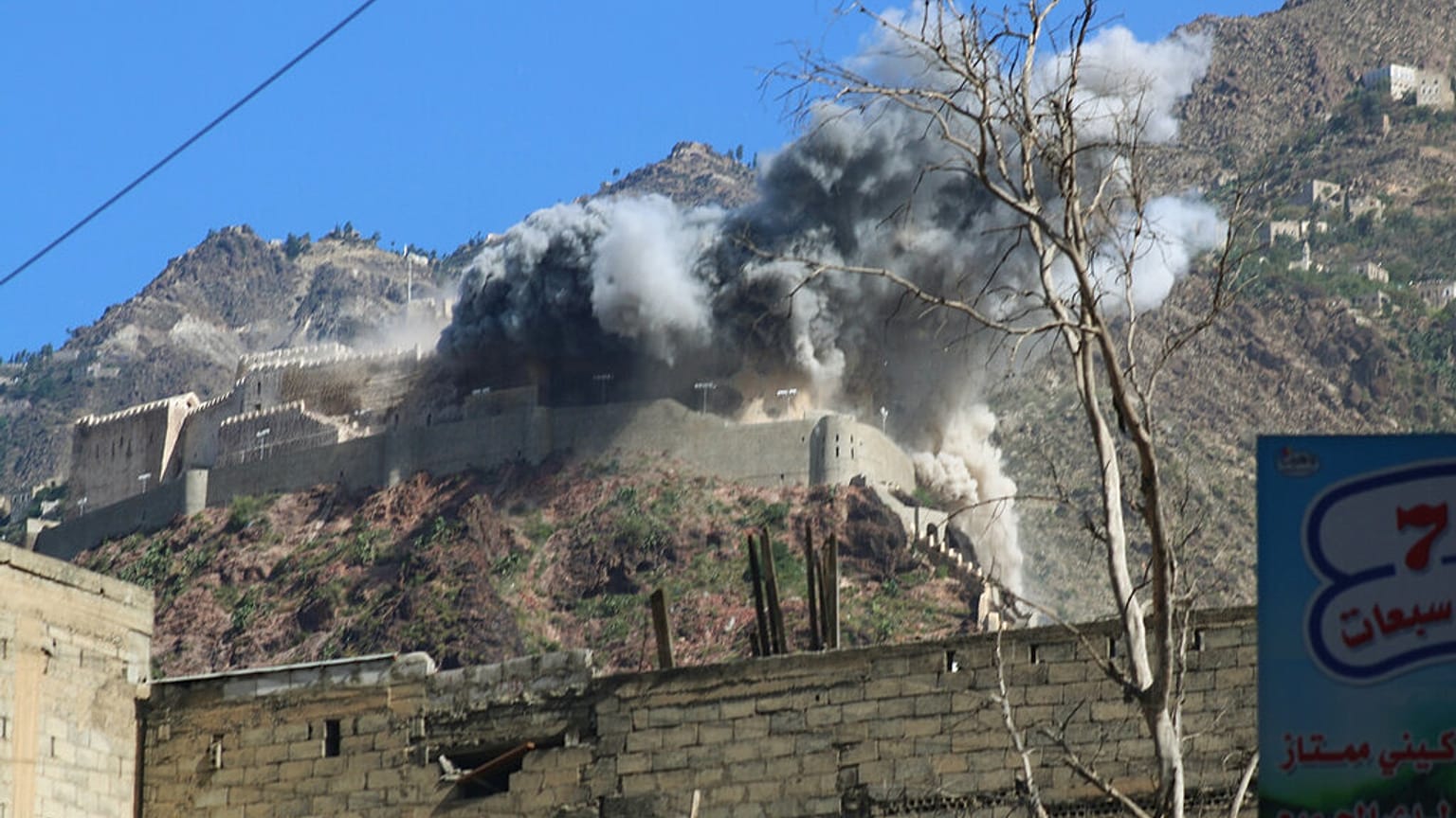 غارات سعودية على  قلعة القاهرة في اليمن 2015