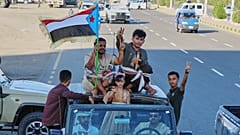 حامیان شورای انتقالی جنوب در جریان تجمعی در عدن یمن، ۲۵ دسامبر ۲۰۲۵، پرچم یمن جنوبی را در دست دارند