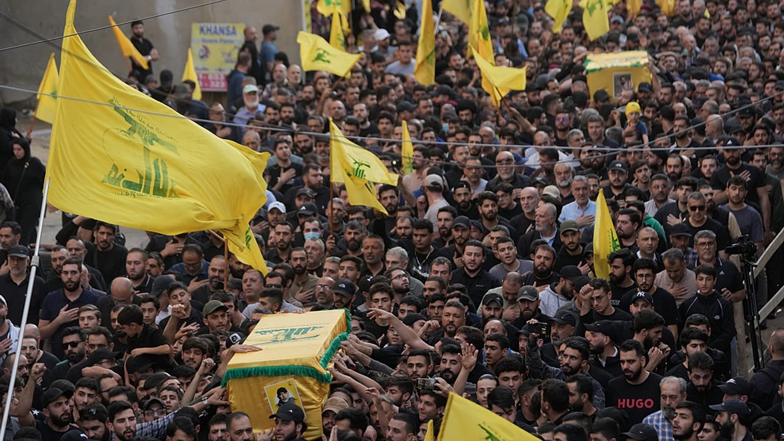 أنصار حزب الله يحملون نعوش رئيس الأركان بحزب الله هيثم طبّابي واثنين من مقاتلي الحزب الذين قُتلوا في الغارة الجوية الإسرائيلية يوم الأحد، خلال موكب جنازتهم في الضاحية الجنوبية