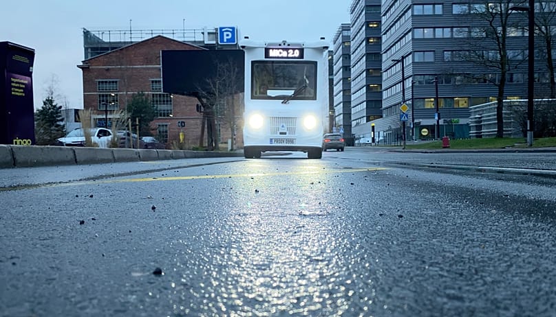 Samojezdny elektryczny autobus wahadłowy na ulicach Tallina, stolicy Estonii