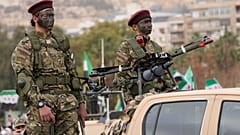ARCHIVO: Nuevos soldados del ejército sirio junto a un dron blindado en Damasco, 8 de diciembre de 2025.