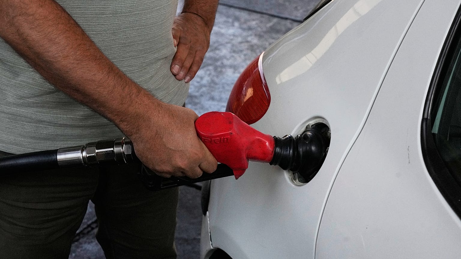 Imagen de archivo, de un hombre repostando combustible. 