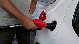 Imagen de archivo, de un hombre repostando combustible. 