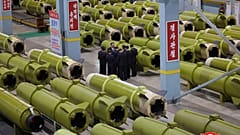 Kim Jong-un inspecciona la producción de misiles y proyectiles en una fábrica en un lugar no revelado, Corea del Norte, 26 de diciembre de 2025.