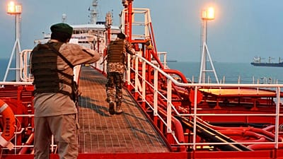 ARQUIVO: Dois membros armados do IRGC inspeccionam o petroleiro Stena Impero, de bandeira britânica, apreendido no Estreito de Ormuz na sexta-feira pela Guarda, 19 de julho de 2019