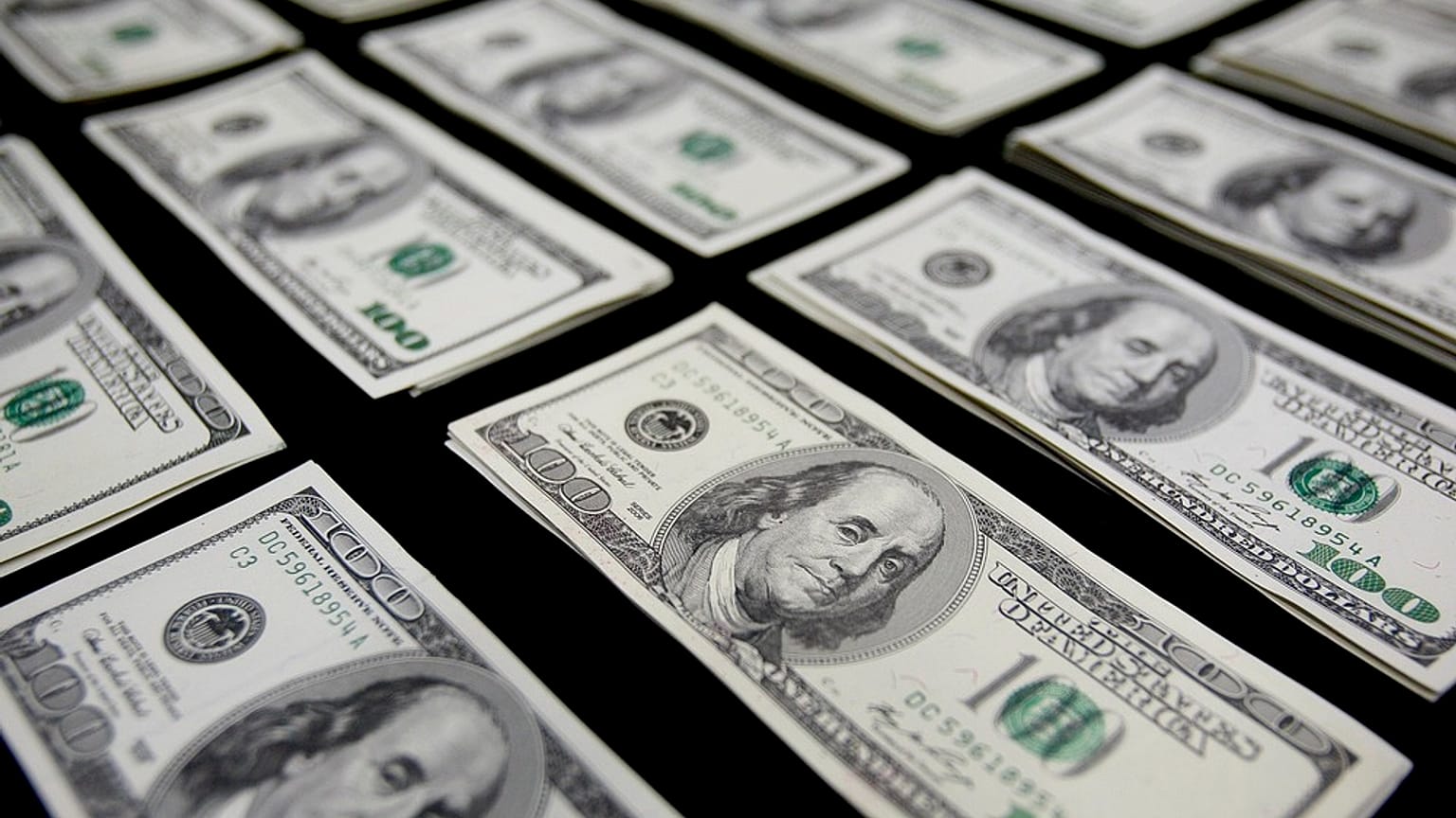 أوراق نقدية من فئة 100 دولار أميركي