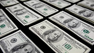 أوراق نقدية من فئة 100 دولار أميركي