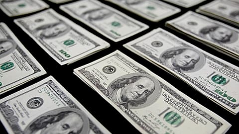 أوراق نقدية من فئة 100 دولار أميركي