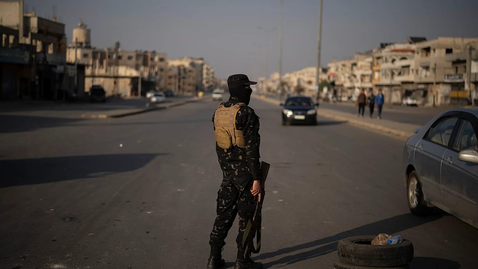 Humus'taki bir kontrol noktasında Suriye güvenlik güçlerine mensup bir kişi, 2024