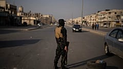 Humus'taki bir kontrol noktasında Suriye güvenlik güçlerine mensup bir kişi, 2024