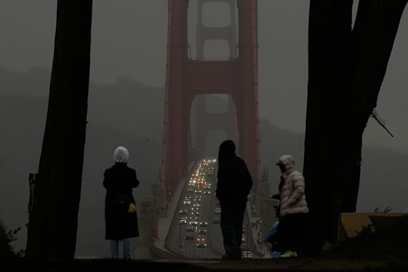 Des gens regardent la circulation sur le Golden Gate Bridge depuis le Golden Gate Overlook à San Francisco, mardi 23 décembre 2025.