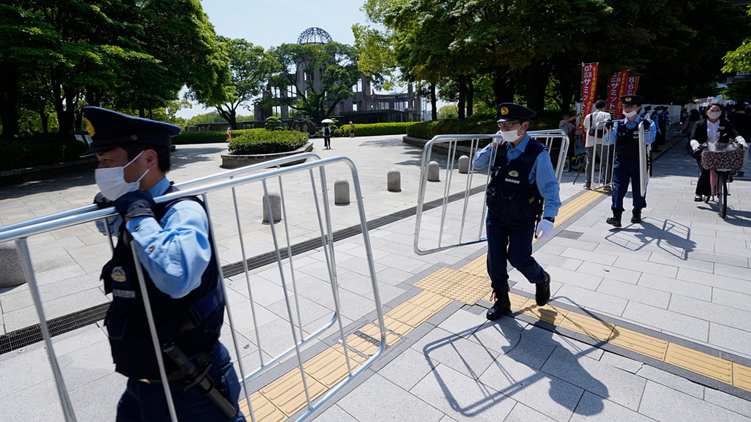 ضباط شرطة يابانيون