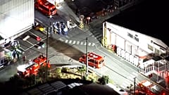 Bomberos rescatan a personas tras un violento ataque con arma blanca en la fábrica de Yokohama Rubber Company, en Mishima, Japón, el 26 de diciembre de 2025.