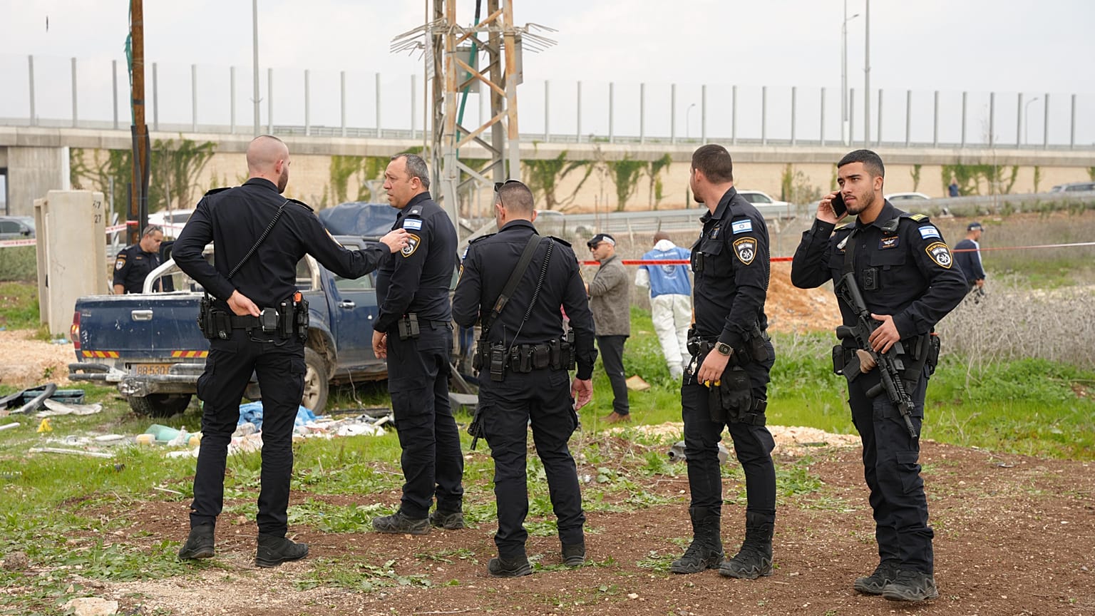 Izraeli rendőrök egy gyilkos merénylet után Afula külterületén (Izrael, 2025. december 26.)