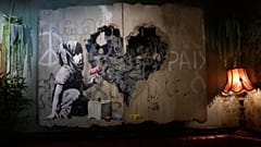 يعيد فندق "Walled Off Hotel" الذي صممه الفنان بانكسي فتح أبوابه في بيت لحم بالضفة الغربية في 23 ديسمبر 2025، بعد أكثر من عامين من الإغلاق.