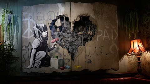 A Banksy tervezte Walled Off Hotel több mint két év bezárás után újra megnyílik Betlehemben, Ciszjordániában, 2025. december 23-án.