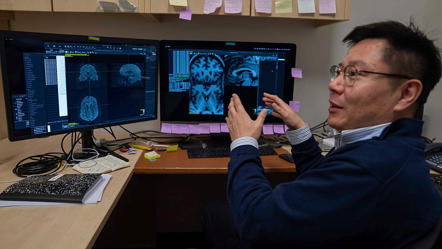 يشرح خبير التصوير العصبي كي سونغ تشوي كيف يستخدم فحوصات الدماغ، وذلك في مستشفى ماونت سيناي ويست في نيويورك بتاريخ 20 ديسمبر 2023.