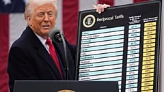 DOSYA - Başkan Donald Trump, 2 Nisan 2025 tarihinde Washington'da Beyaz Saray'daki Gül Bahçesi'nde yeni gümrük vergilerini açıkladığı bir etkinlik sırasında konuştu.