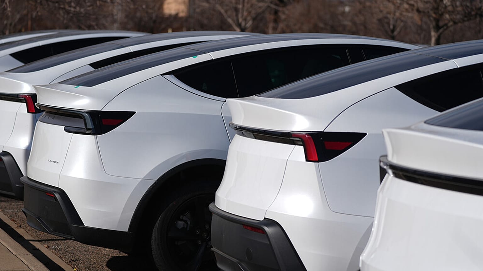 السيارات متعددة الاستخدام من طراز تسلا موديل Y لعام 2026 غير المباعة متوقفة في ساحة انتظار يوم الثلاثاء، 25 نوفمبر 2025، في شمال شرق دنفر. (صورة أسوشيتد برس/ ديفيد زالوبوفسكي)