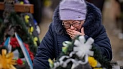 La madre de un soldado ruso muerto en la guerra de Ucrania en una manifestación, en 2023