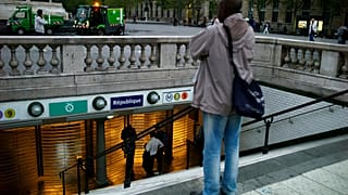  رجل يقف أمام البوابة المغلقة لمحطة مترو ساحة الجمهورية في باريس، يوم الجمعة 13 سبتمبر/أيلول 2019. 