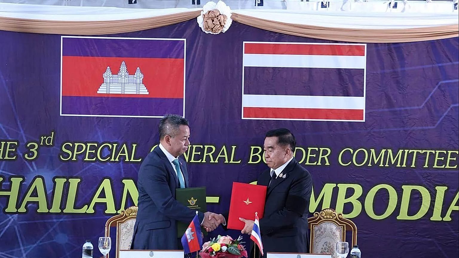  Cambodian Defense Minister Tea Seiha, left, stands with Thai Defense Minister Natthaphon Narkphanit, right, at the General Border Committee Meeting in Chanthaburi Province.