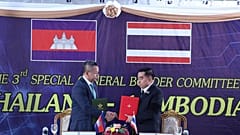  Kamboçya Savunma Bakanı Tea Seiha solda, Tayland Savunma Bakanı Natthaphon Narkphanit sağda, Chanthaburi Eyaletindeki Genel Sınır Komitesi Toplantısında.