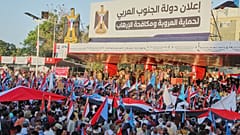 هواداران شورای انتقالی جنوب، در جریان تجمع روز ۲۵ دسامبر ۲۰۲۵ در شهر عدن، یمن، پرچم‌های جنوب یمن را در دست داشتند که روی آن‌ها به عربی نوشته شده است: «اعلام کشور جنوب عربی». 