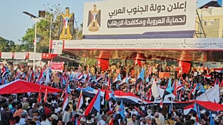 هواداران شورای انتقالی جنوب، در جریان تجمع روز ۲۵ دسامبر ۲۰۲۵ در شهر عدن، یمن، پرچم‌های جنوب یمن را در دست داشتند که روی آن‌ها به عربی نوشته شده است: «اعلام کشور جنوب عربی». 