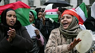 يصرخ المحتجون بينما يخرج مئات من سكان أرض الصومال في مظاهرة أمام داونينغ ستريت في لندن، مطالبين بالاعتراف بجمهورية أرض الصومال