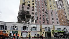 Kurtarma ekipleri 27 Aralık 2025, Cumartesi günü Ukrayna'nın başkenti Kiev'de Rus saldırısı sonucu hasar gören bir binanın olay yerinde çalışıyor. (AP Fotoğrafı/Efrem Lukatsky)