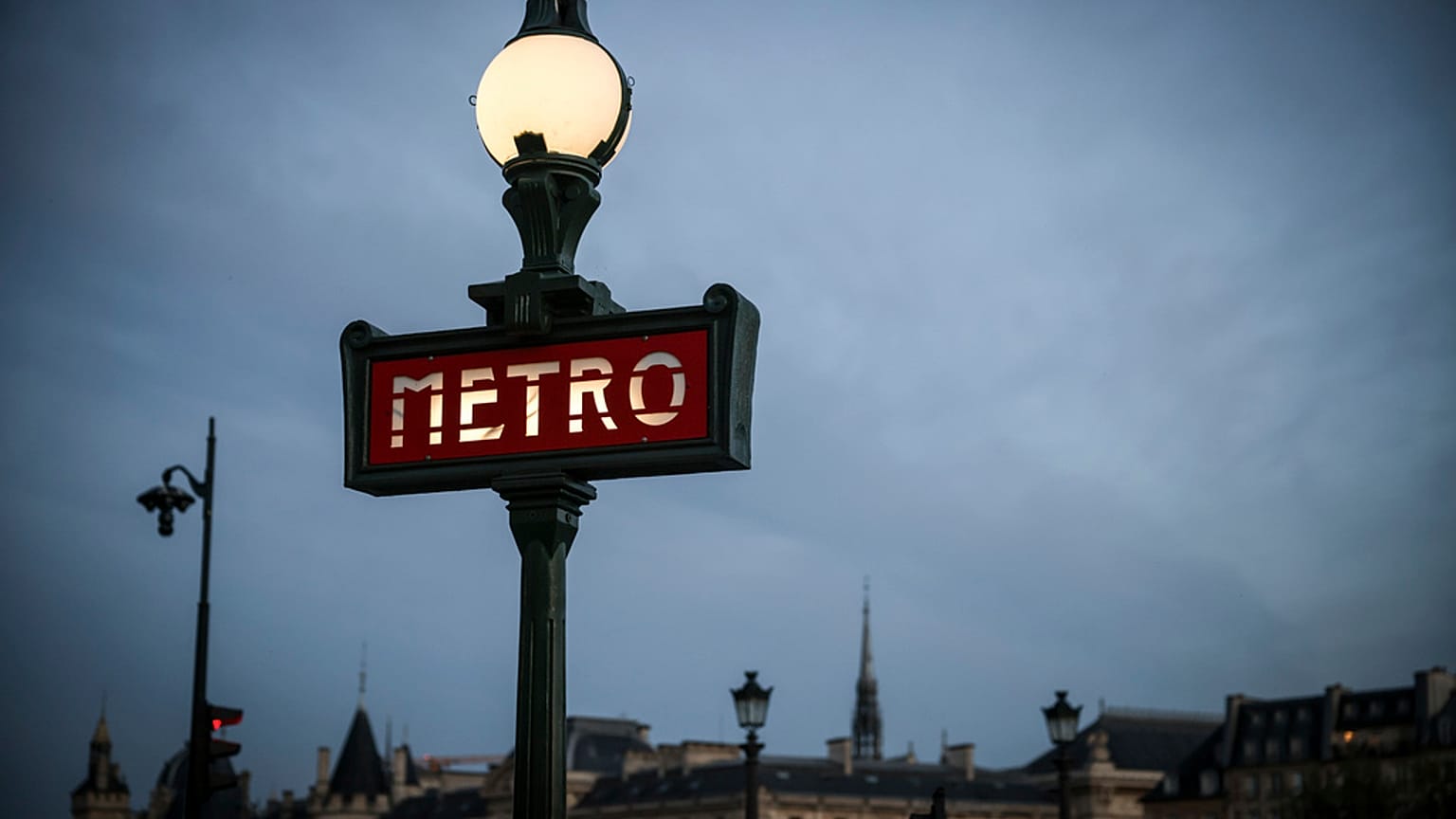 Imagen de una señal de Metro de París (Imagen de archivo 17 de abril de 2025)