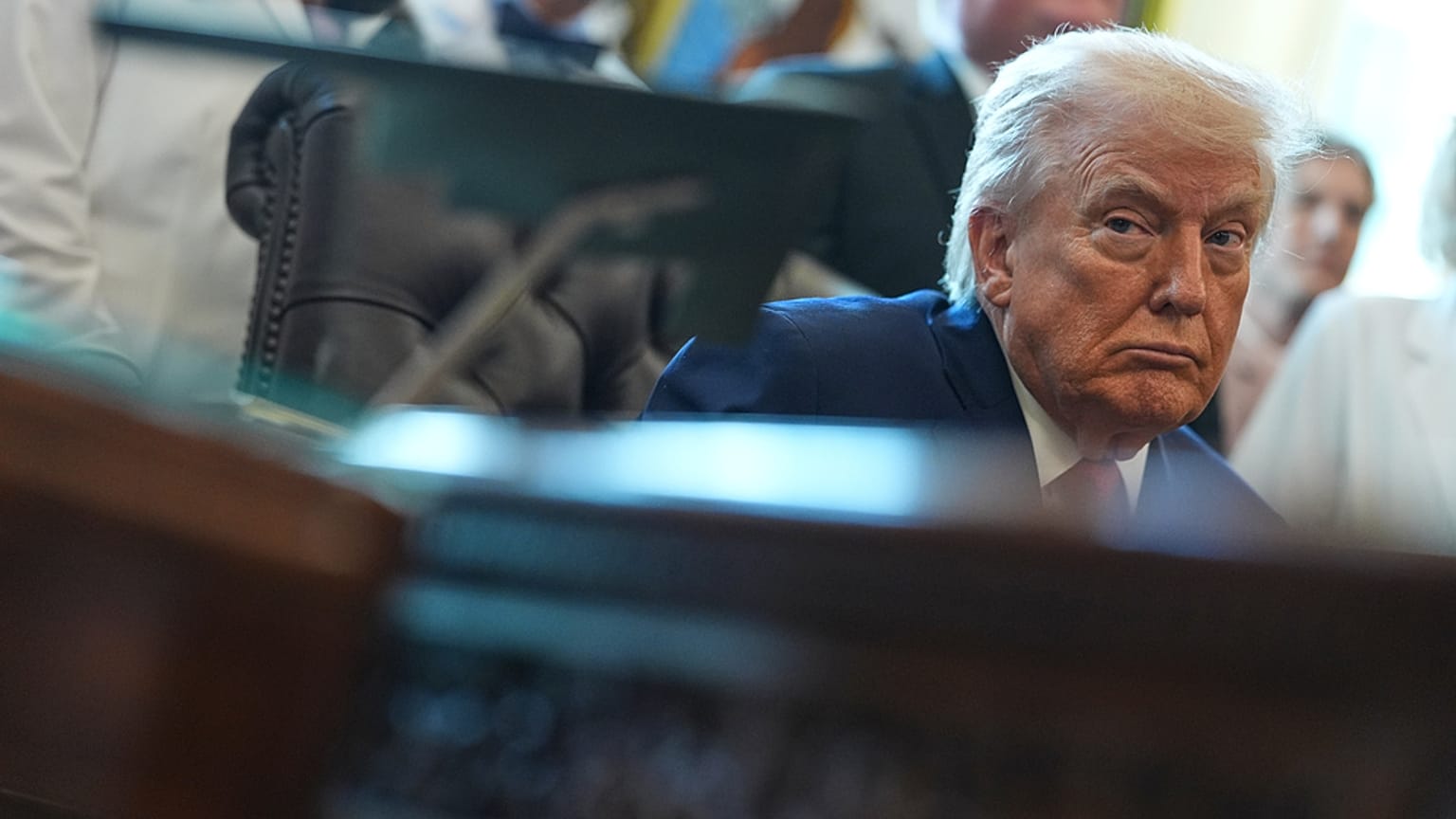 يستمع الرئيس دونالد ترامب قبل توقيعه أمرًا تنفيذيًا يعيد تصنيف الماريجوانا كعقار أقل خطورة في المكتب البيضاوي بالبيت الأبيض