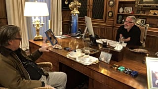 Dátum nélküli, nemrég közzétett fotó: Jeffrey Epstein és Steve Bannon beszélgetés közben