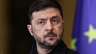 الرئيس الأوكراني فولوديمير زيلينسكي يصغي خلال مؤتمر صحفي مشترك مع المستشار الألماني فريدريش ميرتس في مقر المستشارية ببرلين، ألمانيا، يوم الاثنين 15 ديسمبر 2025.