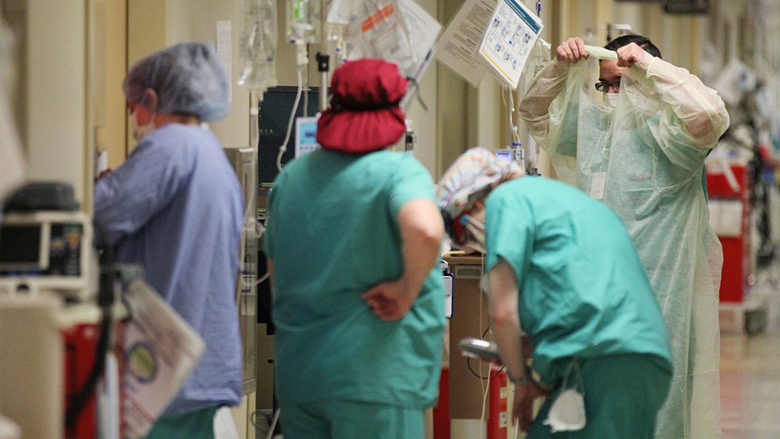 ممرضة ترتدي طبقة إضافية من معدات الحماية الشخصية قبل دخول غرفة مريض مصاب بكوفيد-19 في مركز نورث ميسيسيبي الطبي في توبيلو، ميسيسيبي