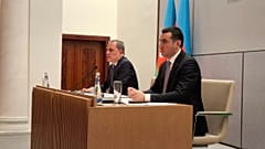Azerbaycan Dışişleri Bakanı Ceyhun Bayramov (solda) Bakü'de düzenlediği basın toplantısında, 26.12.2025