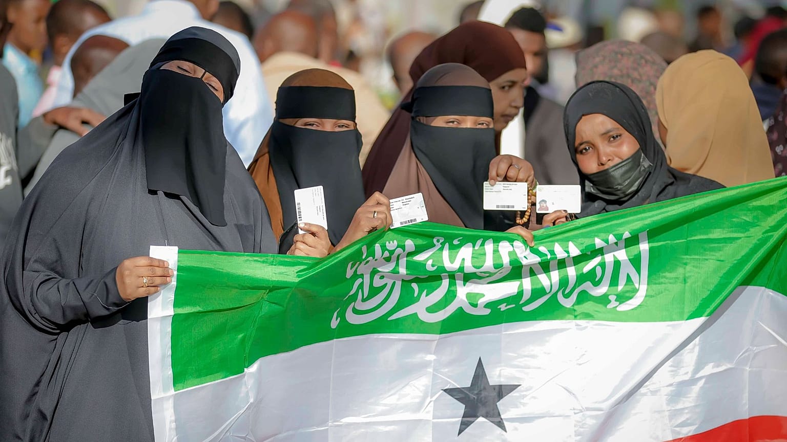 مردم در صف رای‌گیری انتخابات ریاست‌جمهوری ۲۰۲۴ سومالی‌لند در شهر هرجیسه در ۱۳ نوامبر ۲۰۲۴ 