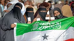 مردم در صف رای‌گیری انتخابات ریاست‌جمهوری ۲۰۲۴ سومالی‌لند در شهر هرجیسه در ۱۳ نوامبر ۲۰۲۴ 