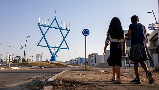 ایرانی‌ها با جاسوسان اسرائيلی  درباره احتمال ترور چهره‌های ارشد، از جمله بنیامین نتانیاهو یوآو گالانت و رونن بار، رئيس وقت شین‌بت، صحبت کرده بودند