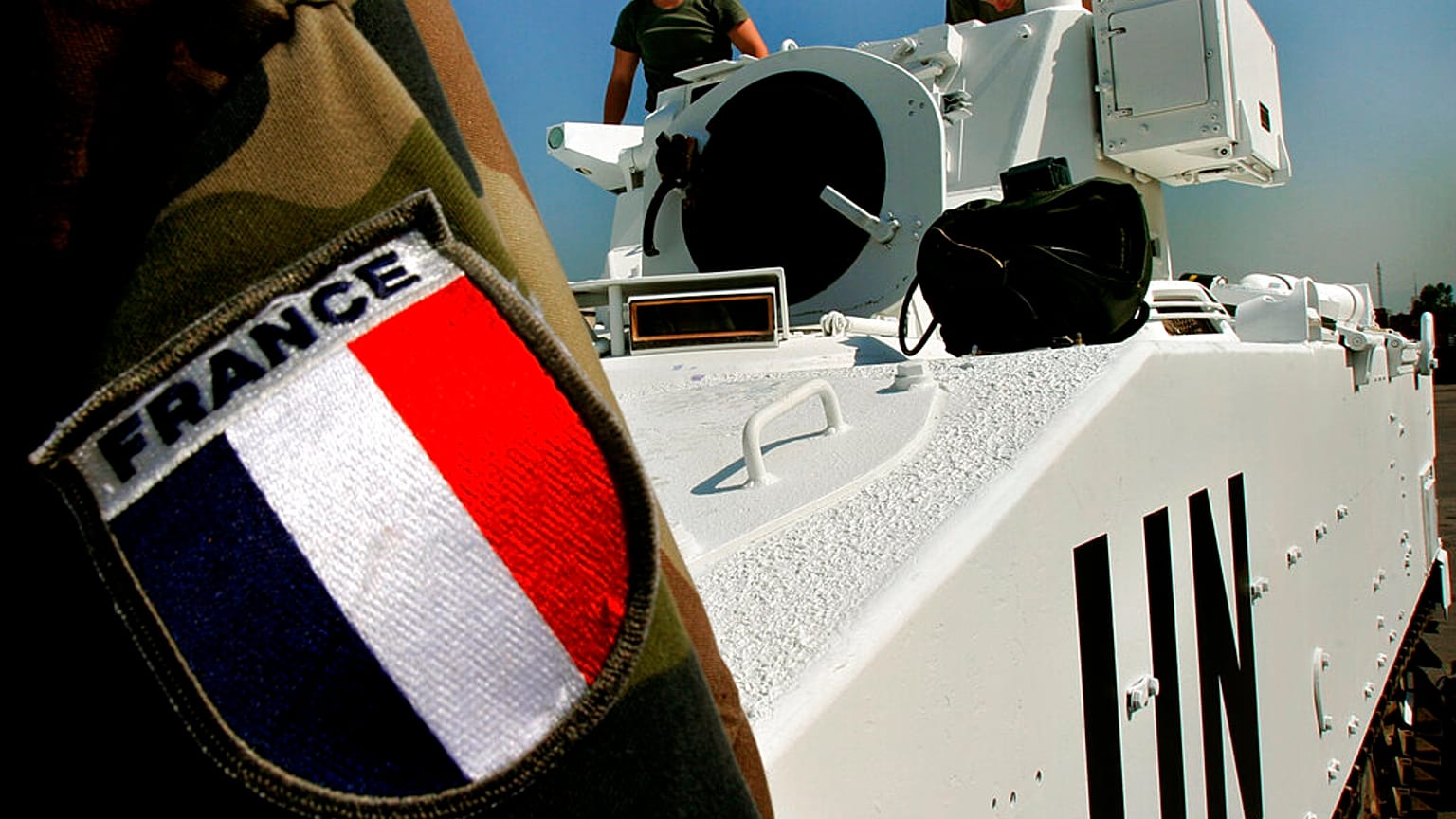 قام جنود حفظ السلام الفرنسيون التابعون للأمم المتحدة بتفقد ناقلة جند مدرعة بعد طلائها باللون الأبيض في ميناء بيروت، لبنان، يوم السبت 16 سبتمبر/أيلول 2006.