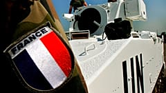 قام جنود حفظ السلام الفرنسيون التابعون للأمم المتحدة بتفقد ناقلة جند مدرعة بعد طلائها باللون الأبيض في ميناء بيروت، لبنان، يوم السبت 16 سبتمبر/أيلول 2006.