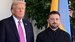 DOSSIER : Le président Donald Trump, à gauche, salue le président ukrainien Volodymyr Zelenskyy à la Maison Blanche, vendredi 17 octobre 2025, à Washington.