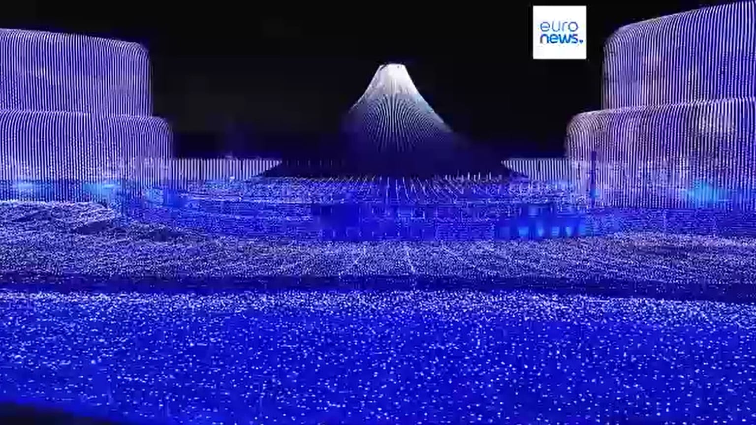  A Nabana no Sató-i fényfesztivállal vette kezdetét az évbúcsúztatás Japánban