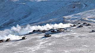 عقب‌نشینی تانک‌ها از کرانه‌های دریاچه پانگونگ تسو در منطقه لداخ، واقع در مرز هند و چین، در ۱۰ فوریه ۲۰۲۱