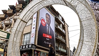 Albin Kurtin koszovói miniszterelnök választási plakátja Pristinában 2025. december 26-án