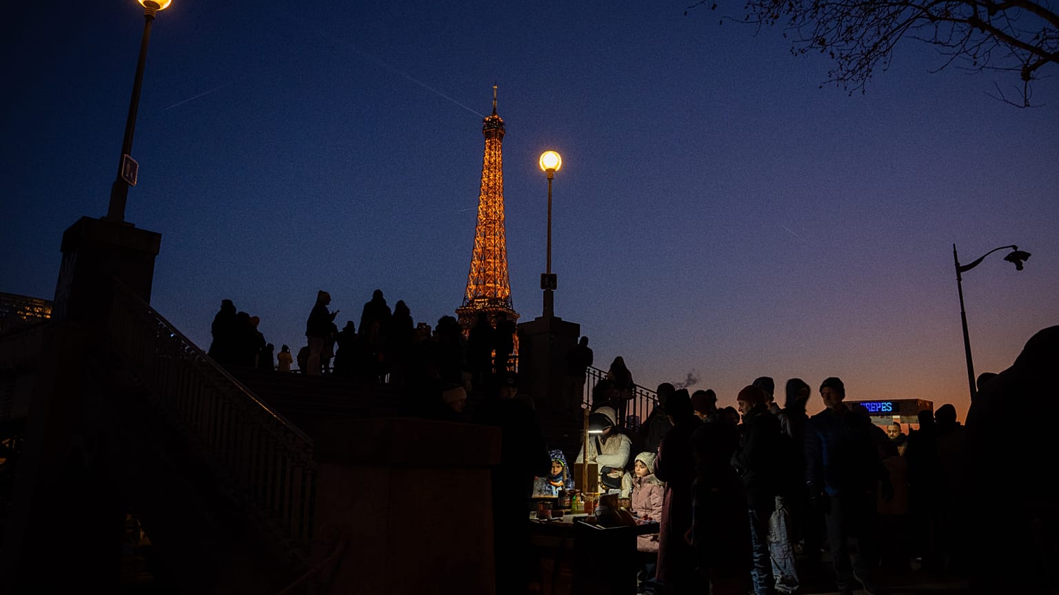 Párizs jelképe, az Eiffel torony távolról - képünk illusztráció