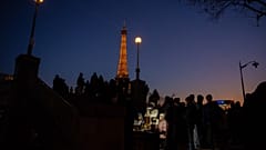 Párizs jelképe, az Eiffel torony távolról - képünk illusztráció