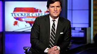تاكر كارلسون، مقدم برنامج "Tucker Carlson Tonight"، أثناء التقاط الصور في استوديو قناة فوكس نيوز بمدينة نيويورك.