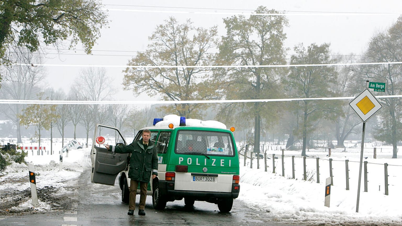 Egy rendőr biztosítja az utat Gronau közelében, Észak-Németországban, 2005. november 27-én – képünk illusztráció